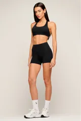 Short deportivo negro de cintura alta, confeccionado en poliamida y elastano, con costura frontal.