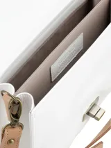 Bandolera de cuero color blanco con solapa y detalles en cuero tostado. Cuenta con herrajes metálicos en tono bronce envejecido, cierre giratorio frontal y correa ajustable y desmontable.