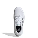 Championes Adidas GameCourt 3 All Court, color blanco con las clásicas tres tiras en tono plateado. Diseñados para tenis y pádel, cuentan con capellada de malla y materiales sintéticos, mediasuela amortiguada y suela de alta resistencia.