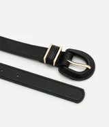Kit de dos cinturones medianos estilo casual marca Satinato, uno en color tostado y otro en negro, ambos con hebilla forrada y trabillas con detalles metálicos.