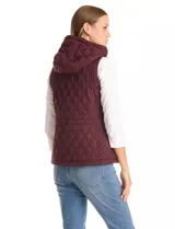 Chaleco capitoneado de color negro con diseño acolchado en forma de rombos. Presenta capucha integrada con cordones de ajuste, cierre frontal completo y bolsillos laterales con cierre a presión.
