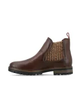 Botin chelsea Freya de cuero color marrón chocolate con elásticos laterales de tejido grueso texturizado en tonos marrones y beige, suela track y tirador trasero en color bordo.