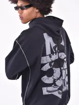 Buzo hoodie negro con bolsillo tipo canguro y estampado frontal con letras en color gris.