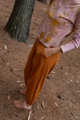 Pantalón tipo babucha color camel, con cintura y puños elastizados, bolsillos delanteros y confeccionado en 100% algodón.