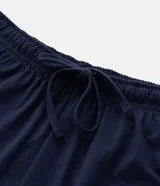 Conjunto de pijama masculino corto, compuesto por una remera de manga corta con cuello redondo y un short con cintura elástica y lazo. La remera presenta un estampado de rayas, mientras que el short es liso.