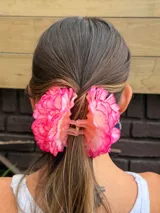 Pinza para el pelo con flores rojas de tela.