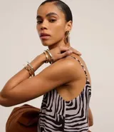 Vestido largo evasê de crepé con breteles finos y escote en V, con estampa de cebra.