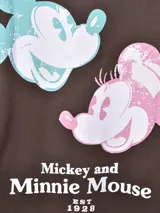 Remera oversize de manga corta color marrón oscuro, con diseño estampado de Mickey y Minnie Mouse al frente en tonos celeste y rosado.