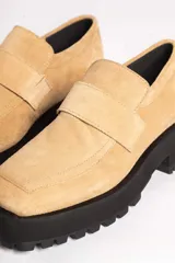 Mocasines de gamuza color tostado, con suela gruesa negra de goma con plataforma y diseño track.