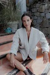 Chaqueta acolchada de algodón en color crudo, con diseño de matelassé, corte holgado, mangas largas y bolsillos frontales tipo parche.