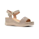 Sandalias de plataforma color beige con tira delantera tejida y tira trasera con hebilla dorada.