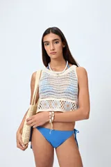 Bombacha de bikini azul vibrante con textura, corte clásico y lazos ajustables en los laterales.