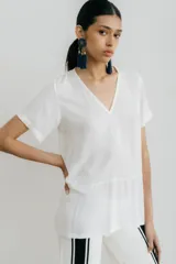 Remera blanca con corte horizontal y parte inferior negra.