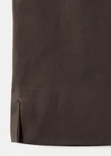 Pantalón capri de corte recto y color marrón, confeccionado en mezcla de lino y algodón con forro interior de algodón.