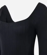 Body negro de manga larga, confeccionado en tejido de poliamida con elastano, con textura acanalada y escote cuadrado.