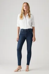 Jeans Levi's modelo 721 High Rise Skinny de tiro alto, corte ajustado en caderas y muslos con pierna skinny. Confeccionados en denim azul oscuro con efecto desgastado sutil.
