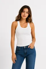 Musculosa de algodón con textura acanalada, diseño al cuerpo, cuello redondo y breteles anchos.