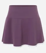 Short pollera deportivo de color violeta, con diseño tiro alto y bies contrastante en color blanco en el borde inferior. Incluye short interno integrado.