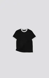 Remera negra con diseño ringer, con cuello redondo y ribetes en las mangas de color blanco.