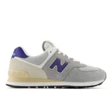 Championes urbanos New Balance modelo 574 U574SPB, color gris con detalles en violeta y beige. Confeccionados en gamuza y malla, con el logotipo "N" en los laterales y entresuela ENCAP.