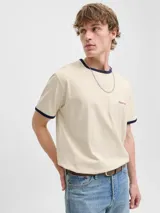 Remera de manga corta color beige, de corte relajado, con cuello redondo y ribetes en contraste de color azul marino en el cuello y los puños. Presenta un pequeño bordado en el pecho.
