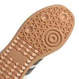 Championes Adidas modelo Samba XLG, con diseño clásico de cuero blanco, tres tiras laterales negras, puntera de gamuza gris y suela de goma color caramelo.