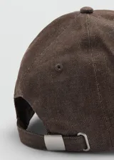 Gorra de algodón marrón con visera curva y cierre regulable metálico en la parte posterior.
