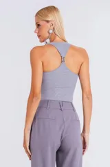 Musculosa de tejido canelado en color gris melange, con diseño ajustado al cuerpo y escote tipo nadadora.