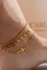 Tobillera dorada de acero quirúrgico con cadena de corazones calados y cierre de mosquetón.