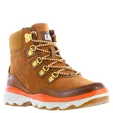 Botas de caña media Caterpillar modelo Tori, confeccionadas en gamuza marrón con detalles en cuero liso. Presentan cordones bicolores, ganchos metálicos dorados, cuello acolchado textil y una suela de plataforma con franja naranja vibrante y base blanca.