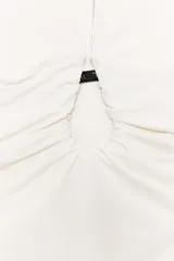 Body de cuello halter con espalda descubierta, confeccionado en poliamida. Presenta un diseño drapeado en los laterales y una abertura frontal con detalle metálico. Posee cierre con botones a presión en la parte inferior y lazada en el cuello.