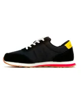 Championes urbanos Hush Puppies en colaboración con Peanuts, color negro con detalles en blanco, amarillo y rojo. Presentan el logo de la marca en el lateral, estampa de Snoopy en el talón y la inscripción Peanuts en la entresuela. Confeccionados en una combinación de gamuza y tela, con suela de goma.