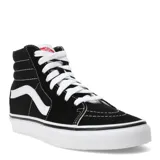 Championes Vans modelo Sk8-Hi de caña alta, color negro con la icónica banda lateral blanca. Confeccionados en una combinación de gamuza y lona, cuentan con puntera reforzada, cuello acolchado para mayor soporte y la clásica suela de goma tipo waffle.