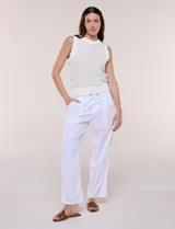 Pantalón de lino blanco marca Dash, de corte fluido, con pretina elástica y cordón ajustable en la cintura. Cuenta con bolsillos delanteros inclinados y traseros aplicados.