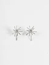 Aros de acero quirúrgico con diseño de sol o estrella de puntas irregulares, en color plateado.