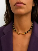 Collar de piedras naturales de calcedonia pulida en tonos verdes y granates, con detalle central de cristal de Murano y cierre tipo marinero con baño de oro 18k.
