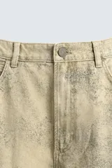 Pantalón de corte baggy fit confeccionado en tejido de algodón con textura y efecto lavado. Presenta diseño de cinco bolsillos, cierre frontal con cremallera y botón.