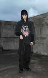 Remera de algodón con efecto nevado, corte oversize y estampa frontal de un oso de peluche rosa con máscara de gas rodeado por una estructura ósea.