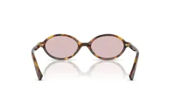 Lentes de sol Miu Miu modelo 04z, con montura ovalada de acetato en tono carey, lentes ultraplanas de color rosado claro y el logo de la marca en relieve dorado en las patillas.
