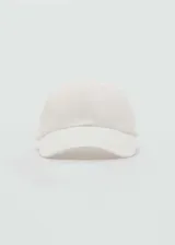 Gorra tipo baseball de color blanco, confeccionada en algodón, con visera curva y cierre metálico regulable en la parte posterior.