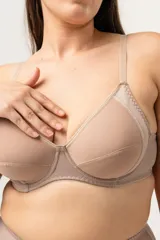 Soutien reductor reforzado liso color piel, con aro, breteles elásticos regulables y ganchos reforzados en la espalda. Confeccionado con tela que contiene fibra LYCRA® XTRA LIFE™