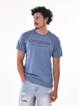 Remera azul jaspeado con estampado frontal que dice 'Outsiders' y 'Breathe - Relax - Go Away'.