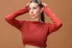 Remera de manga larga confeccionada en tejido de lurex con efecto semitransparente y acabado brillante, de corte ajustado y cuello redondo.