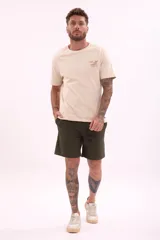 Bermuda verde militar de lino con cordón ajustable en la cintura.