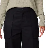 Pantalón cargo de corte recto y tiro medio, color negro, con múltiples bolsillos laterales y traseros, cintura parcialmente elástica y puños ajustables.