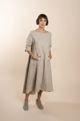 Vestido midi acampanado de lana fina sin teñir, con cuello bote, mangas tres cuartos con tajo y bolsillos laterales. Diseño forrado con vuelo y movimiento.