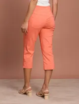 Pantalón capri blanco de gabardina elastizada. Pretina ancha elastizada, delantera con bolsillos simulados y trasera con bolsillos aplicados.