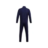 Conjunto deportivo Under Armour para hombre, compuesto por una campera con cierre frontal y cuello alto, y un pantalón de corte ajustado. Ambas piezas presentan el logo de la marca en color negro y franjas laterales oscuras.