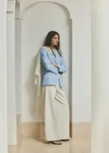 Blazer celeste de corte recto, con cuello de solapa con muesca, manga larga, bolsillos laterales con solapa y cierre frontal de un botón.