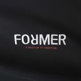 Remera negra de manga corta con estampa frontal centrada con el logo de la marca en blanco y rojo.